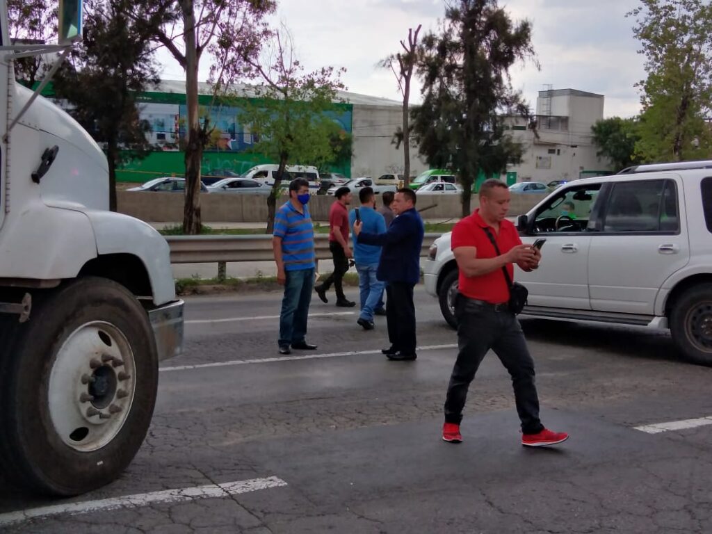 Por defender a un supuesto delincuente, bloquearon la autopista México-Pachuca
