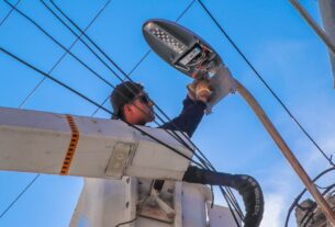 Reparación de luminarias, entre lo más solicitado en las jornadas de servicios en Tlalnepatla