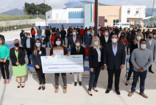 Estudiantes del nivel superior reciben beca del DIF Huixquilucan