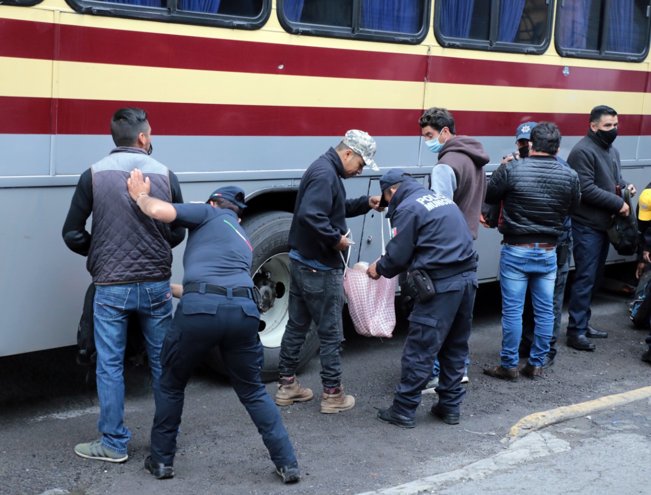 Revisan pasajeros y vehículos en Naucalpan