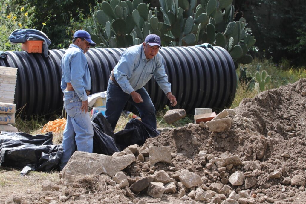 Tubería de gran capacidad se instala en un socavón de Naucalpan para captar más agua