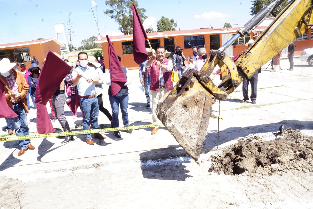 El alcalde Luis Maya Doro, ediles y funcionarios dieron el banderazo a la construcción de arco techos y canchas en dos escuelas