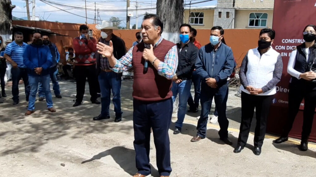 Luis Maya Doro, alcalde de Almoloya de Juárez exhorta a los alumnos a redoblar esfuerzos en lo que serán las nuevas instalaciones