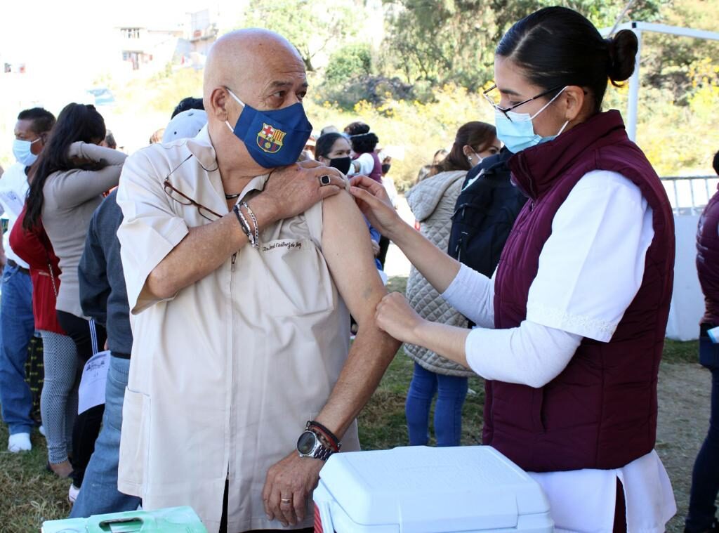 Vacunan contra la influenza en zona de alta concentración poblacional en Naucalpan