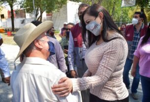La alcaldesa de Naucalpan, Patricia Durán Reveles escucha peticiones de vecinos