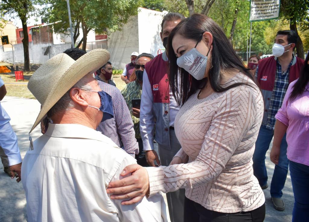 La alcaldesa de Naucalpan, Patricia Durán Reveles escucha peticiones de vecinos