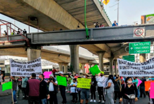 Hombres y mujeres, comerciantes de San Bartolo Centro de Naucalpan bloquean Periférico