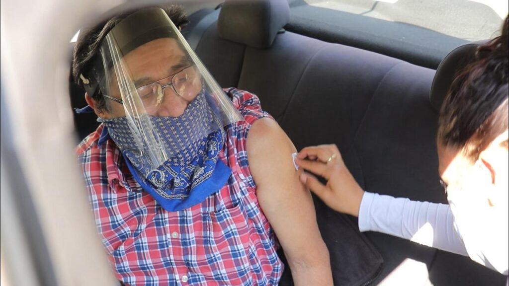 En su auto, recibe la vacuna en Naucalpan