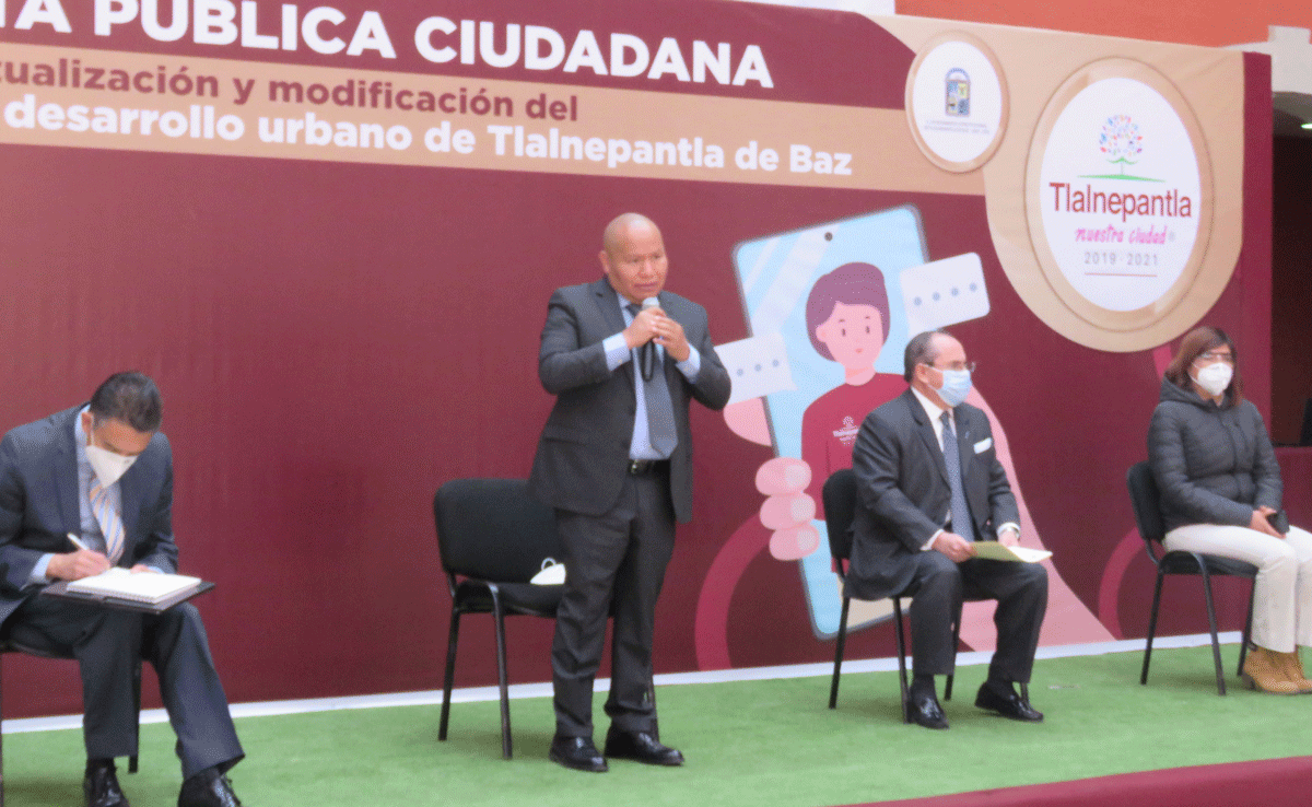 El presidente municipal de Tlalnepantla, Raciel Pérez Cruz presenta la consulta para el Plan Municipal de Desarrollo
