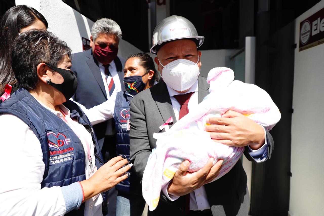 Bebé de Tepeolulco, Tlalnepantla, en brazos del alcalde Raciel Pérez