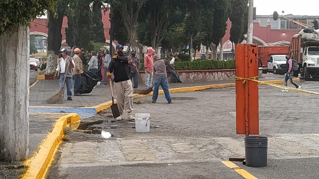 Cuadrilla de trabajadores deja lista la ciclopista en Tlalnepantla