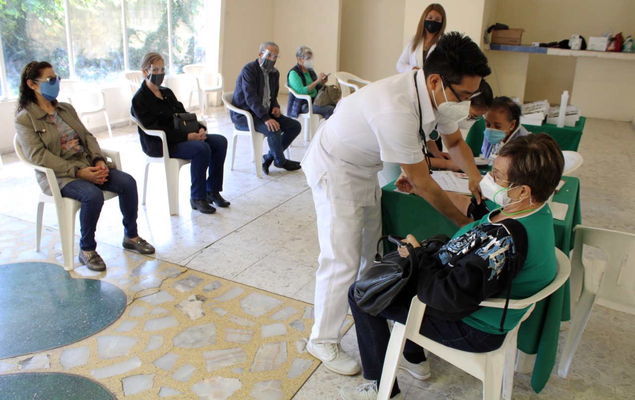 Aplican vacuna contra la influenza en Naucalpan