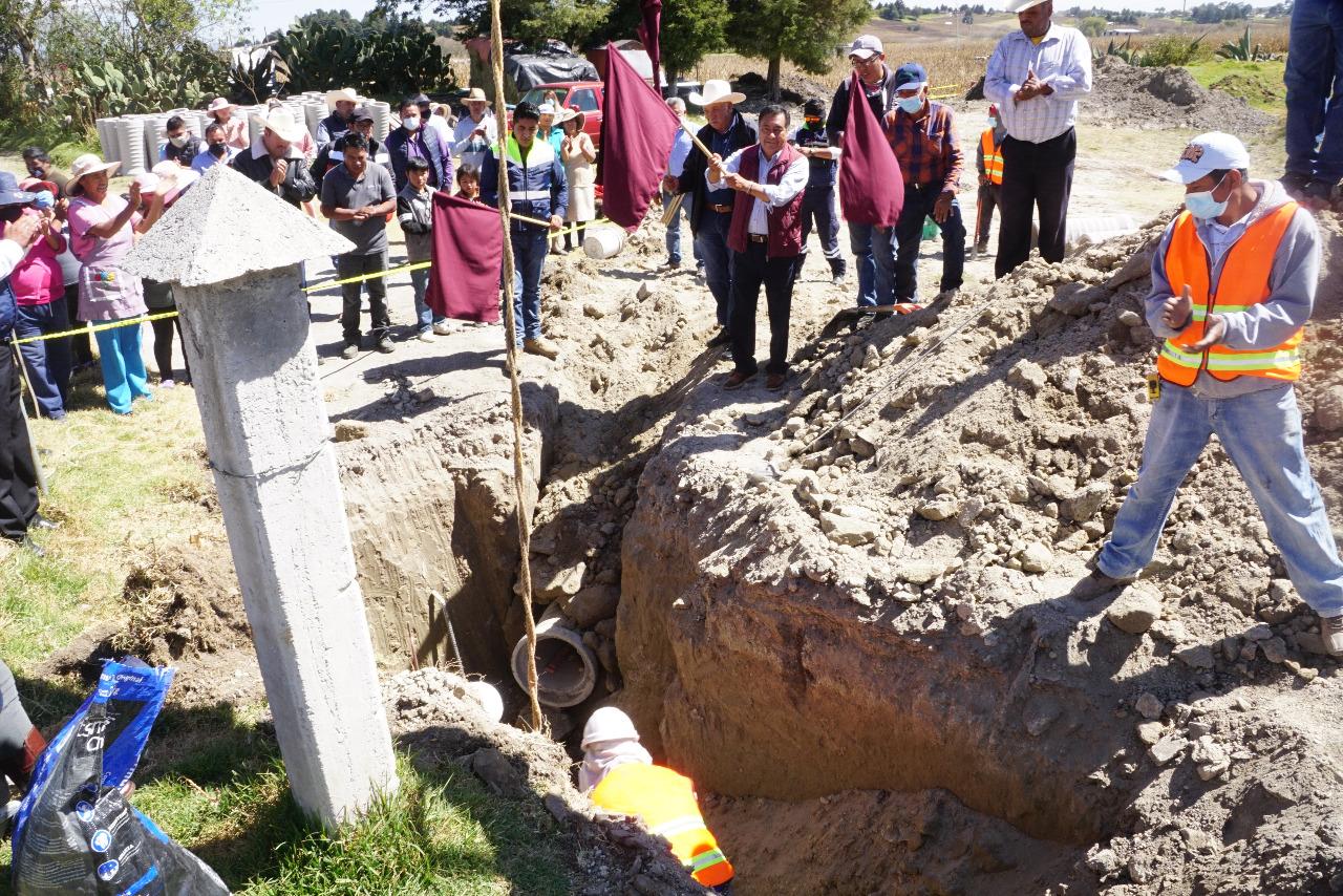 En tres localidades de Almoloya de Juárez introducen drenaje