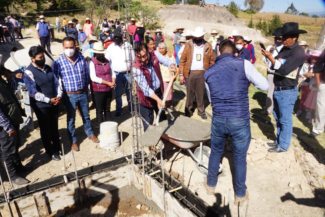 Llevan bienestar a familias de Almoloya de Juárez al construir recámaras