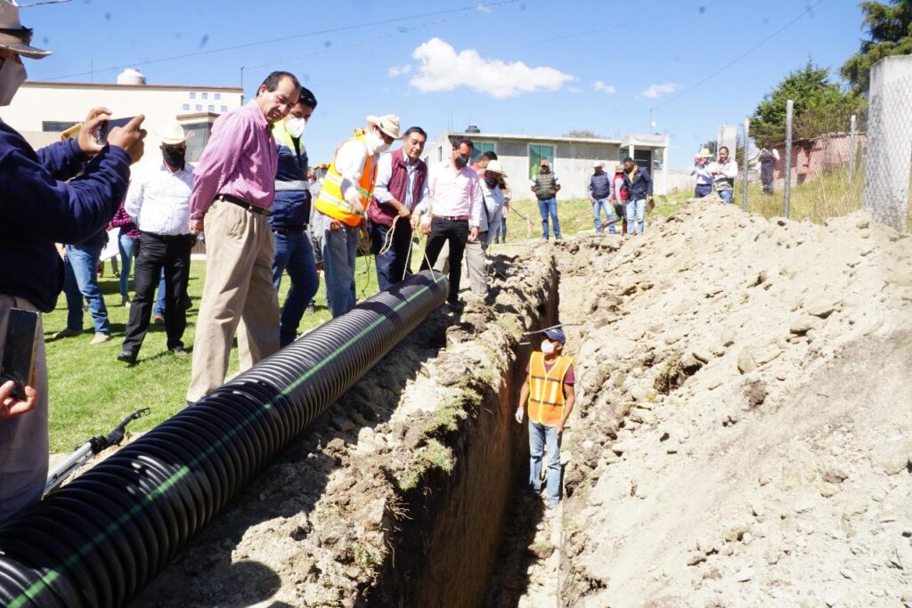 El alcalde Luis Maya Doro observa las dimensiones de la tubería para el drenaje sanitario