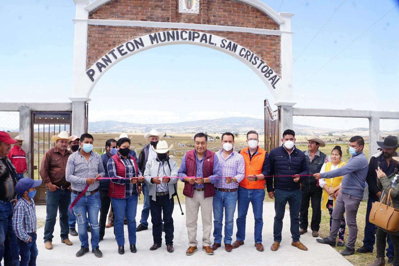 El presidente municipal de Almoloya de Juárez, Luis Maya Doro y ciudadanos inauguran el nuevo panteón