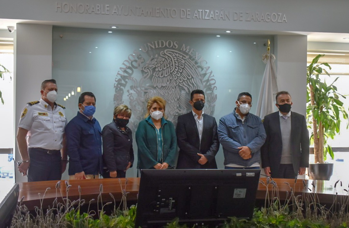 La alcaldesa Ruth Olvera Nieto, funcionarios estatales y ejecutivos de grúas acuerdan resolver conflictos
