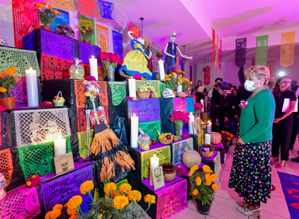 La presidenta municipal de Atizapán, Ruth Overa Nieto revisa altares
