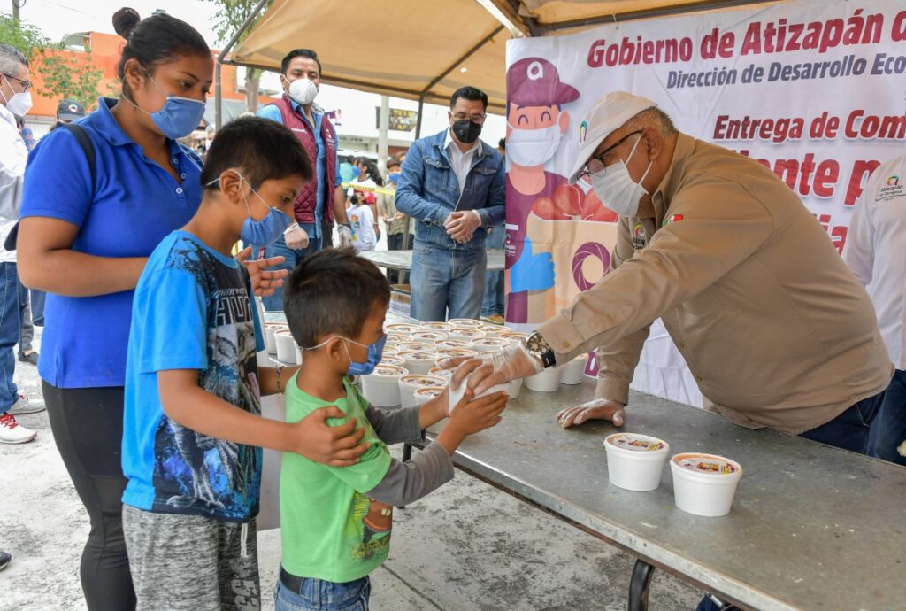 Un menor recibe comida caliente en una zona apartada de Atizapán de Zaragoza