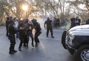 Una mujer vestida de negro es detenida por la policía de Cuautitlán