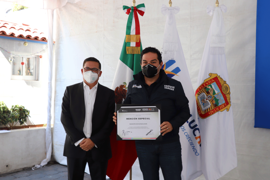 El alcalde de Huixquilucan, Enrique Vargas del Villar, muestra reconocimiento a la tesorería