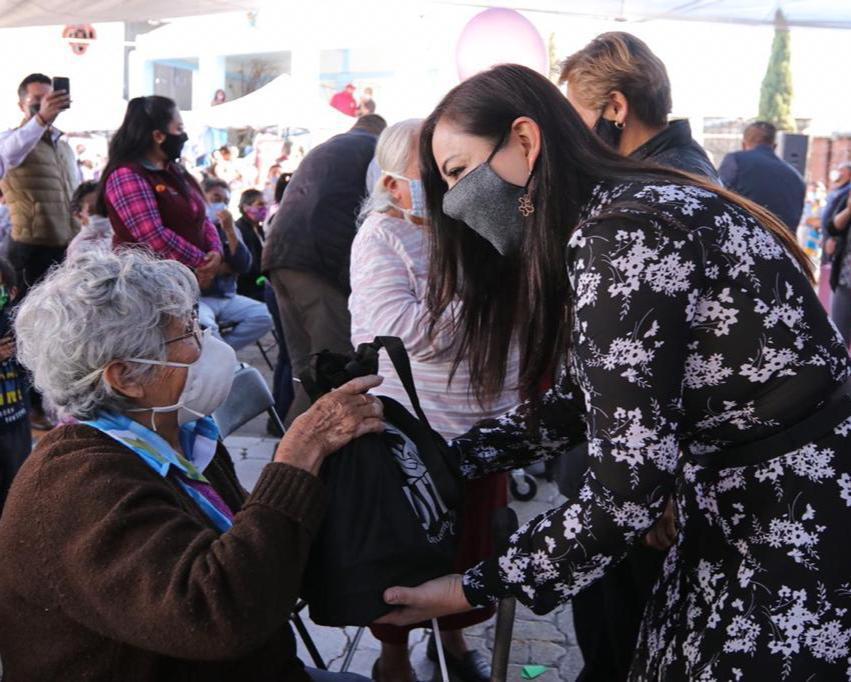 La alcaldesa Patricia Durán entrega sillas de ruedas en Chimalpa