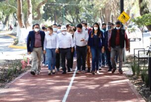 El alcalde de Tlalnepantla, Raciel Pérez Cruz, recorre con ciudadanos la remodelada pista de corredores