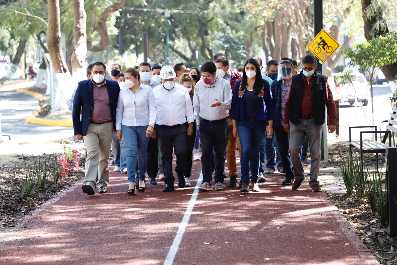 El alcalde de Tlalnepantla, Raciel Pérez Cruz, recorre con ciudadanos la remodelada pista de corredores
