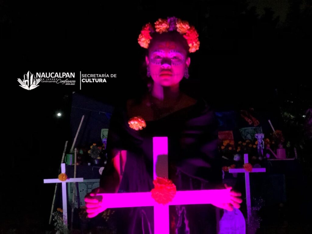 Participan en tradicionales ofrendas en Naucalpan