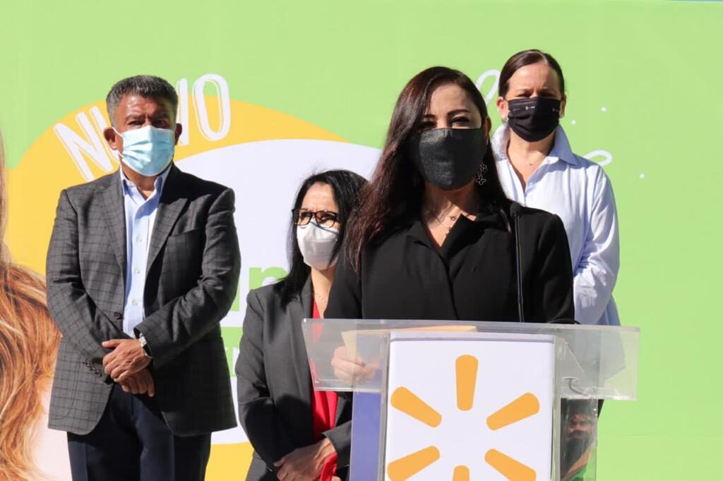 Patricia Durán Reveles en el cambio de Superama a Walmart Express