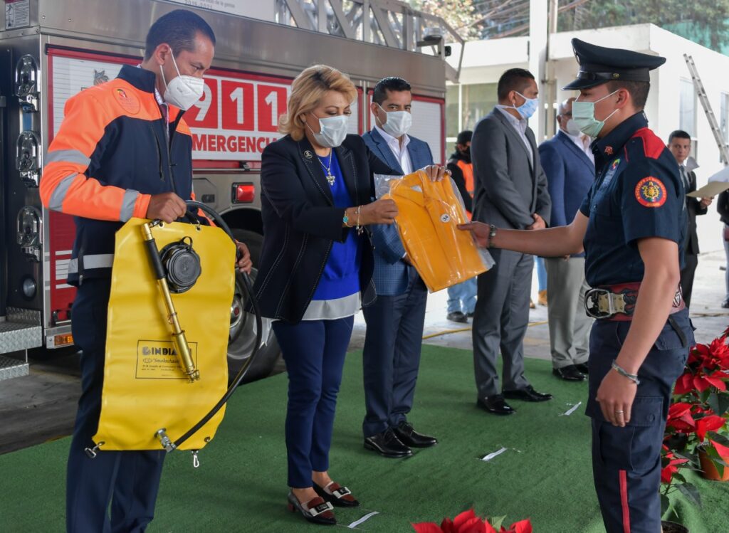 Ruth Olvera Nieto en la entrega de equipo de protección a los bomberos de Atizapán de Zaragoza