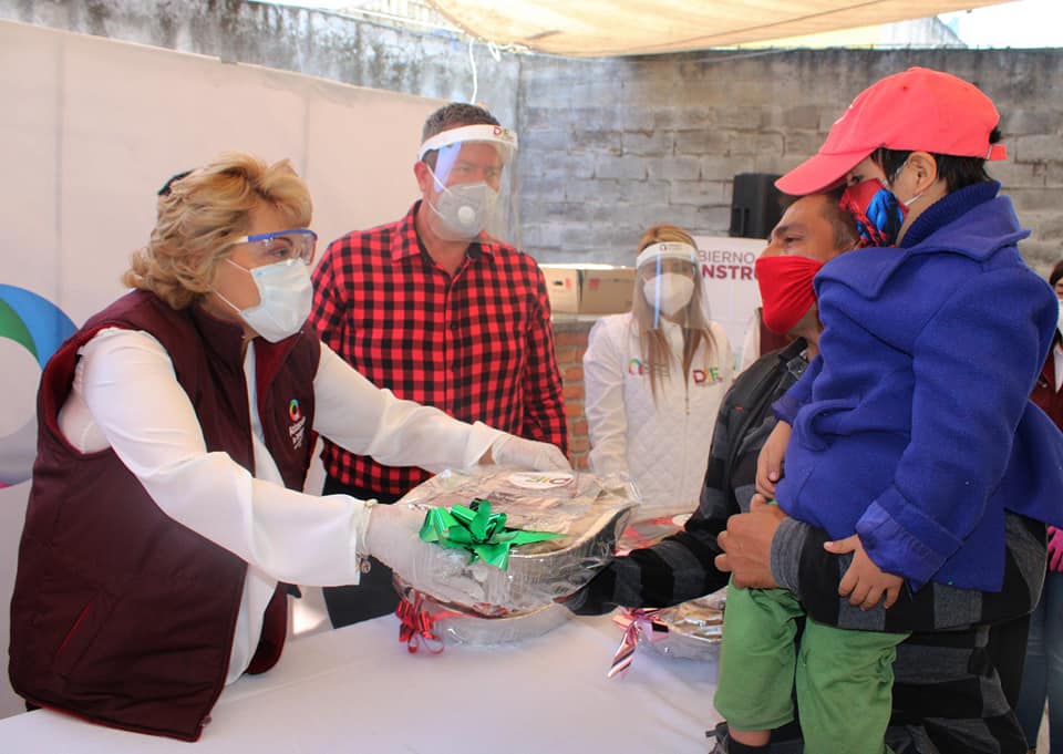 Familias de zonas en riesgo reciben su cena para esta Navidad en Atizapán de Zaragoza