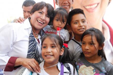 Delfina Gómez y los niños