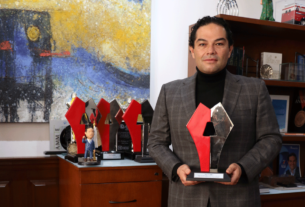 Enrique Vargas del Villar recibe premio de la Revista Alcaldes de México