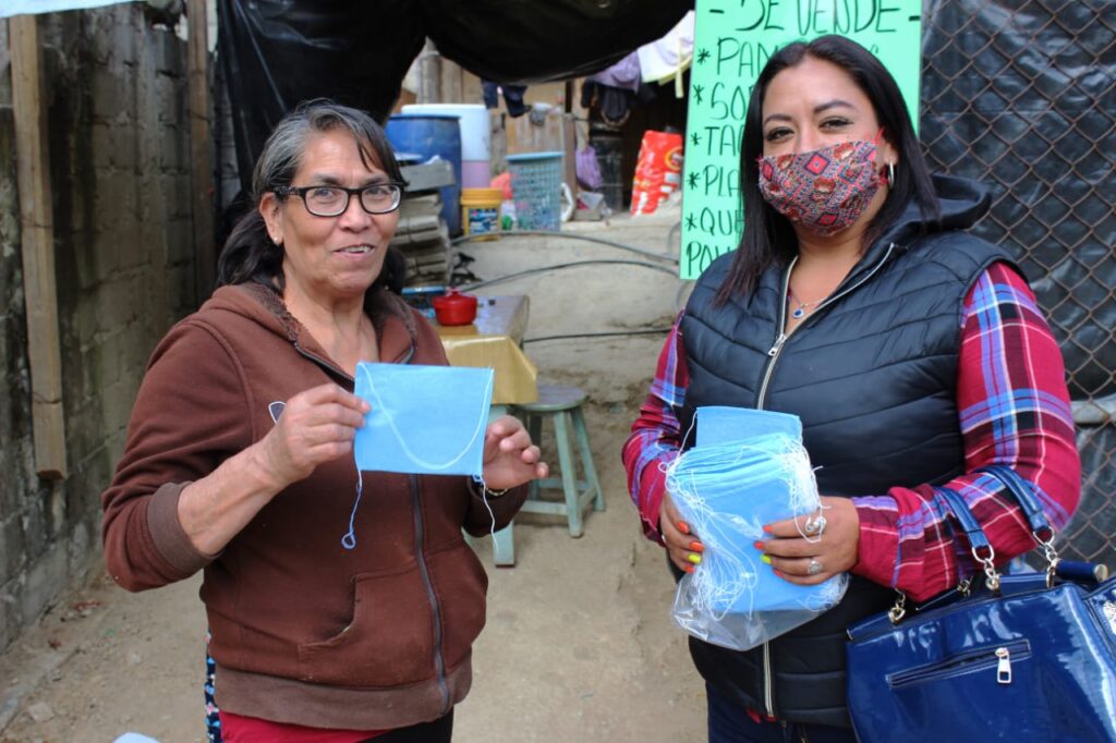Casa por casa y en negocios entregan cubrebocas en Huixquilucan