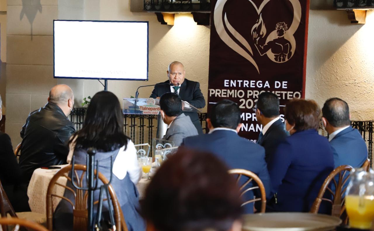 El alcalde de Tlalnepantla, Raciel Pérez Cruz, agradece donativos para DIF
