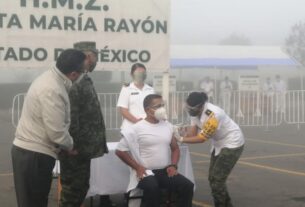 Anuncian sanción para funcionario del Estado de México que vacunó a familiares