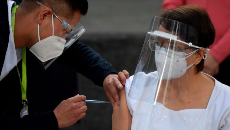 Irene Ramírez recibe la primera vacuna en la Ciudad de México
