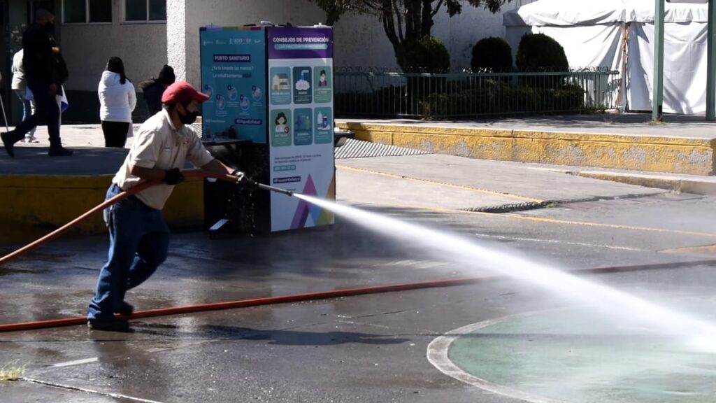 Desinfectan hospitales, calles y oficinas de gobierno en Atizapán