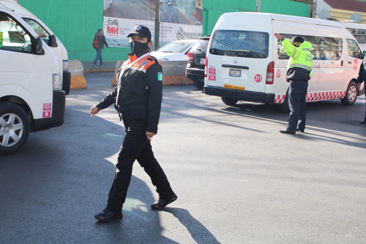 Agentes de Tránsito de Naucalpan prestan servicio de vialidad y orientación a usuarios del Metro