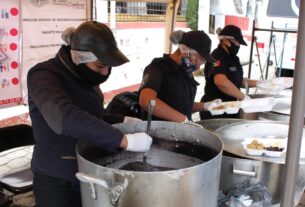 Comida caliente a familias necesitadas llevan policías de Naucalpan
