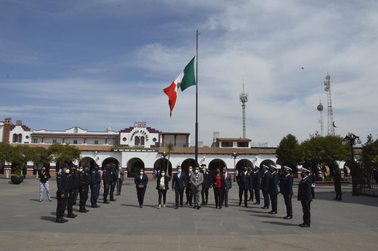 Ondea la Bandera Nacional en la explanada de Almoloya de Juárez donde le efectuaron honores