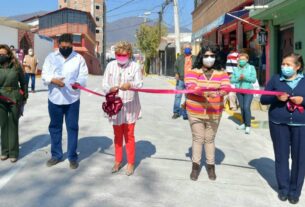 Ruth Olvera, funcionarios y habitantes de Atizapán en la inauguración de la pavimentación de la calle Victoria