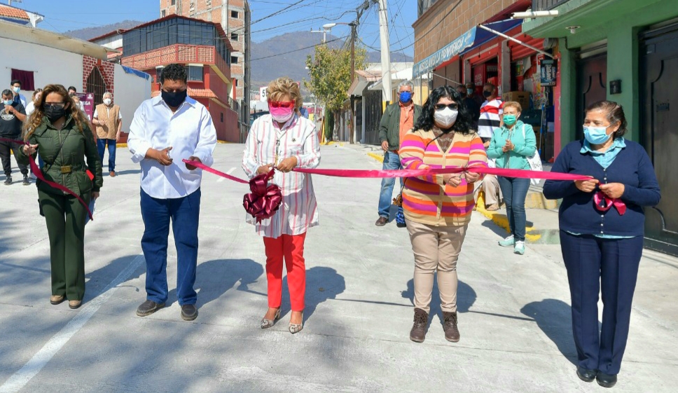 Ruth Olvera, funcionarios y habitantes de Atizapán en la inauguración de la pavimentación de la calle Victoria