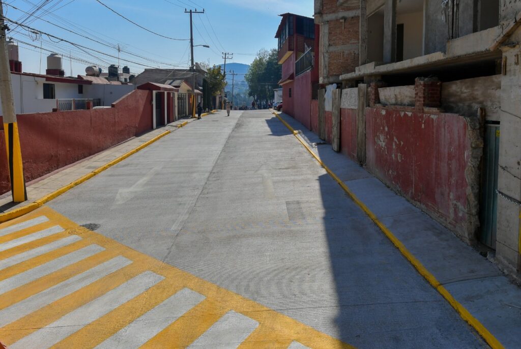 Calle pavimentada con concreto hidráulico en Lomas de Atizapán