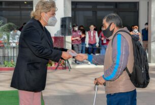 Un adulto mayor recibe la ayuda de la presidenta municipal Ruth Olvera Nieto
