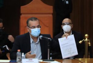El alcalde de Cuautitlán, Ariel Juárez muestra el acuerdo para que sea la Comisión que decida sobre límites