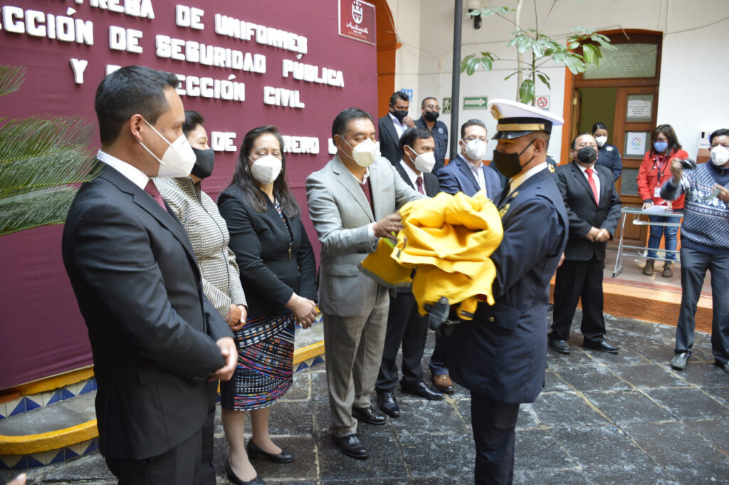 Elementos de Protección Civil y Tránsito Municipal reciben equipo del alcalde de Almoloya de Juárez Luis Maya Doro