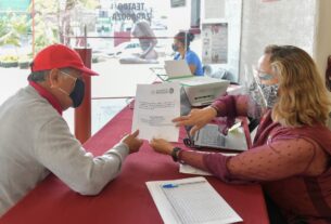 Adultos mayores reciben ayuda para el registro en el Programa Nacional de Vacunación