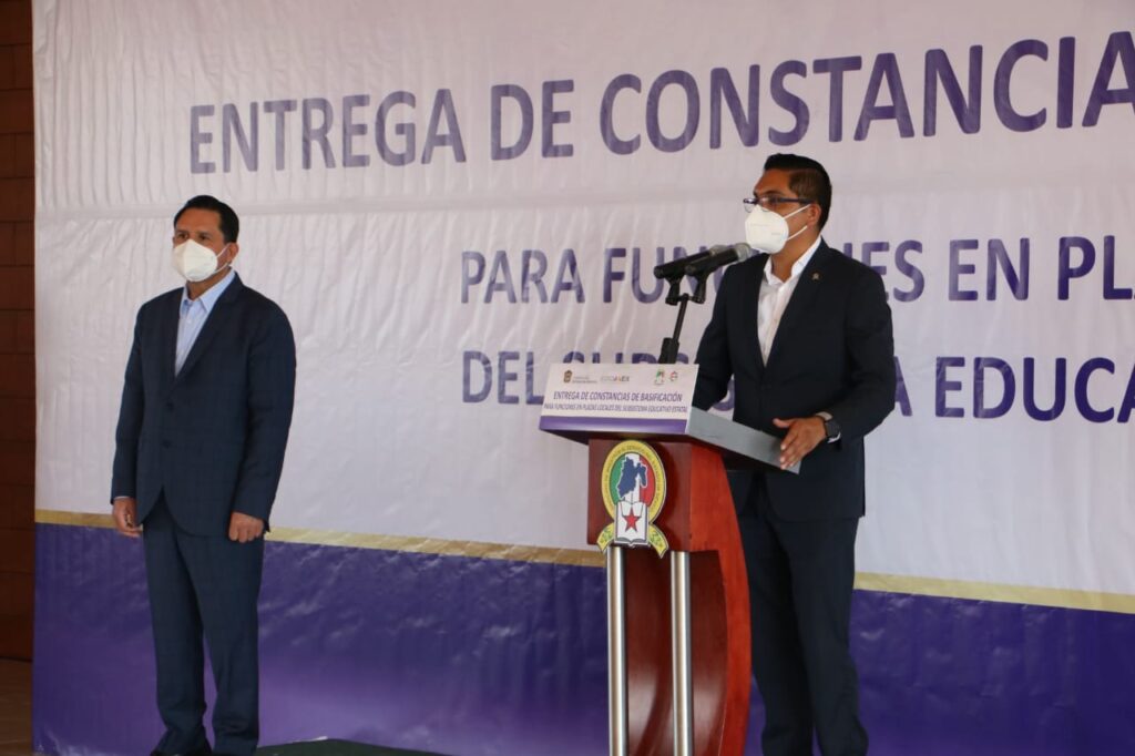 El secretario general del Sindicato de Maestros al Servicio del Estado de México (SMSEM), José Manuel Uribe Navarrete, entrega nuevas bases